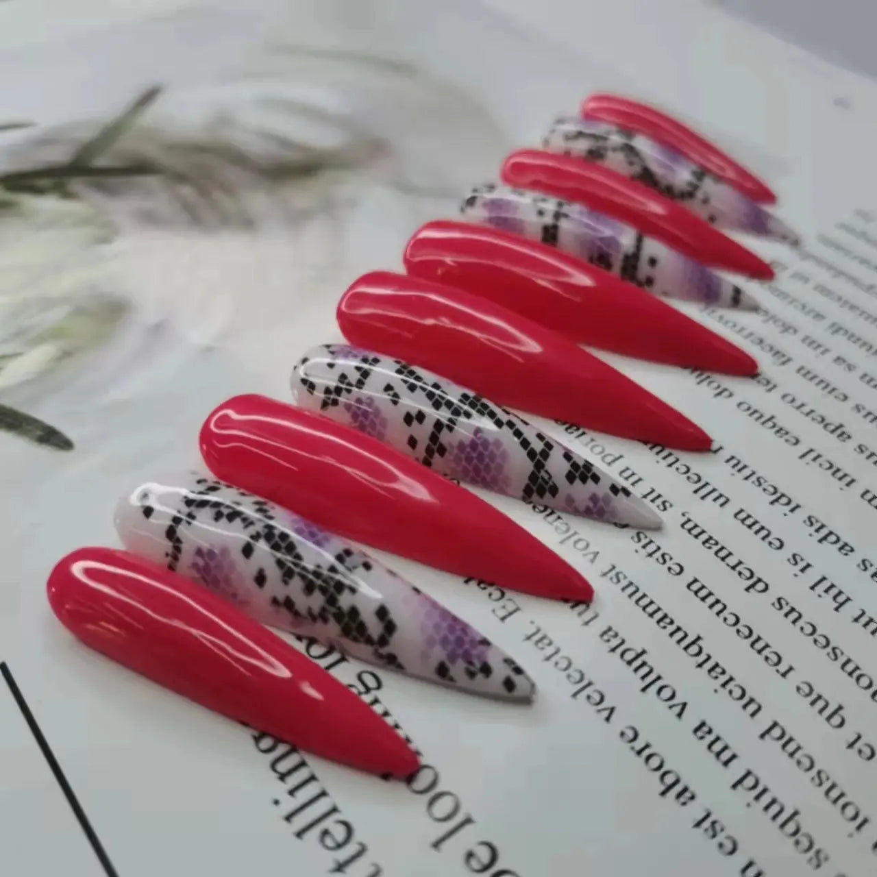 2026 Custom Acrylic Artificial Fingernails Handmade Press-on Nails with Logo Unique New Style Customized Packaging for Designers