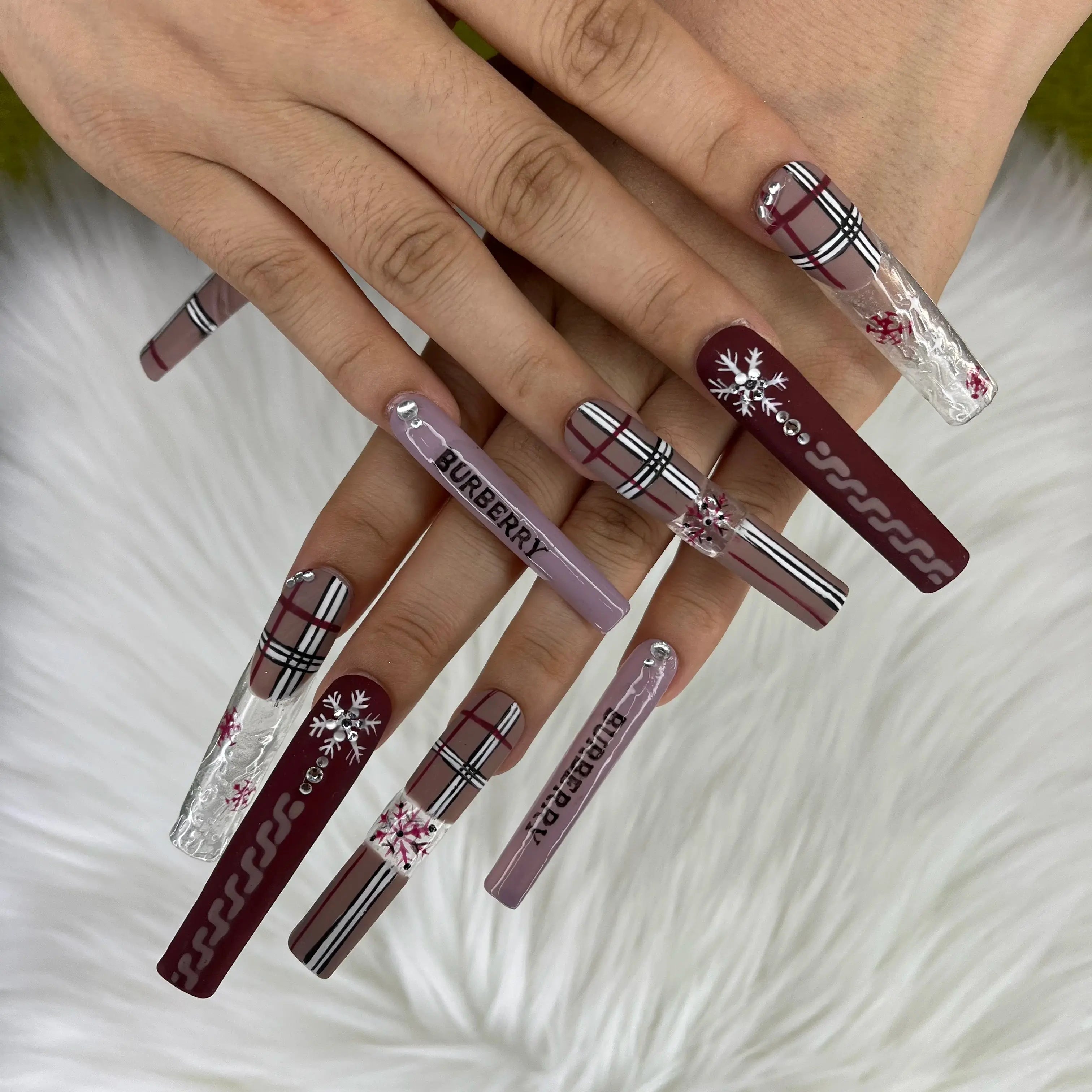 2026 Custom Acrylic Artificial Fingernails Handmade Press-on Nails with Logo Unique New Style Customized Packaging for Designers